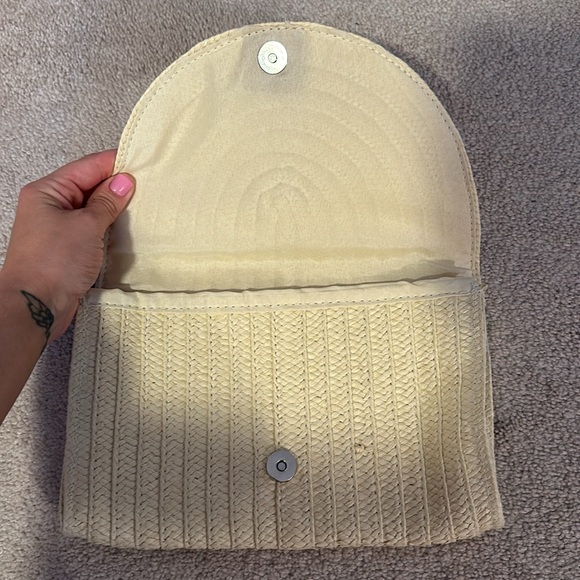 Cream colored straw clutch - Picture 2 of 3